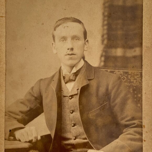 c1870 Antique CDV Light Eyed Man Suit Vest Bowtie Portrait Carte De Visite Photo - Picture 1 of 4